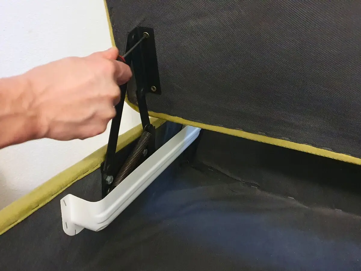 Odmontovanie zdvíhacieho mechanizmu v sedačke.